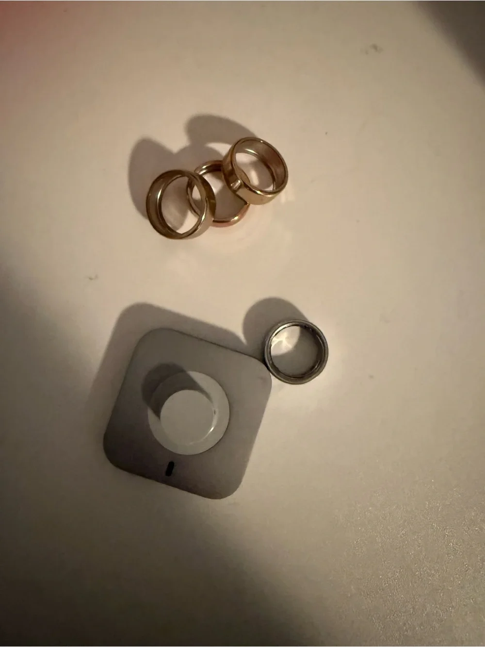 OURA RING SIZE 8 SILVER. ALSO COMES WITH COVERS TO MIX AND MATCH COLOR.